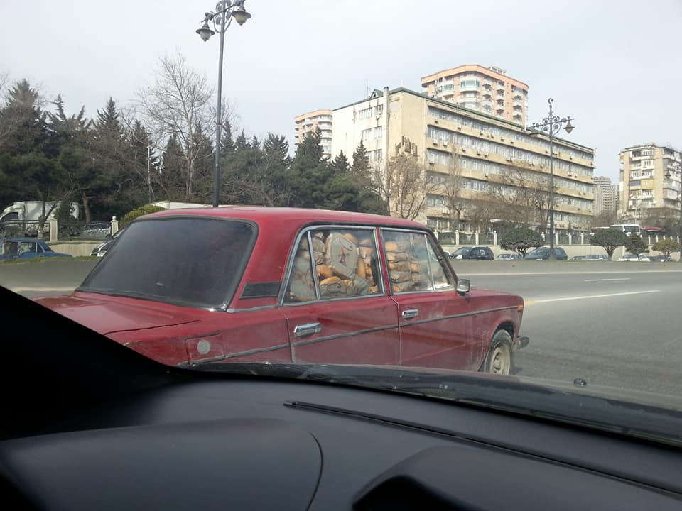 Bakıda çörəyi elə vəziyyətdə daşıdılar ki...  - FOTOLAR